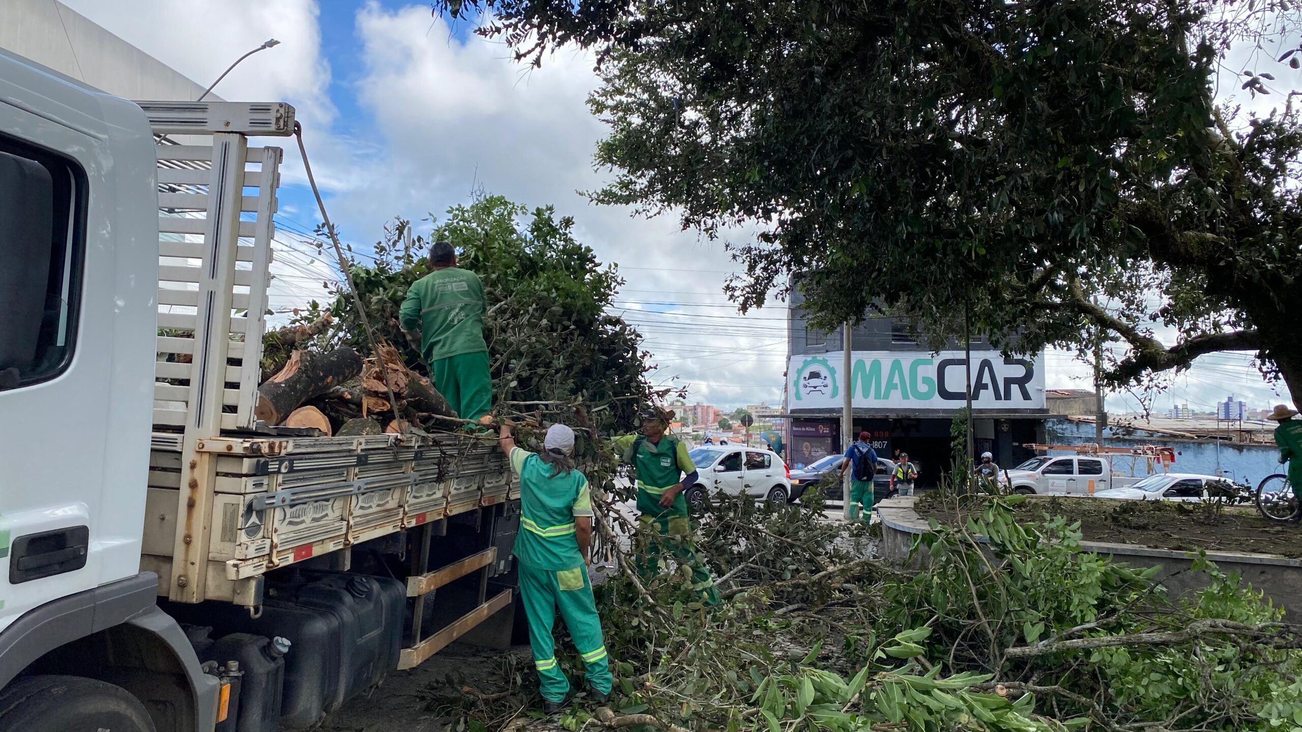 Agentes da Sesuma trabalham em CG após temporal