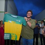 Bruno Cunha Lima segurando farda municipal