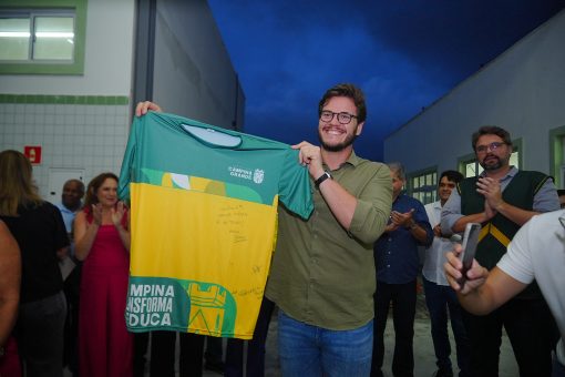 Bruno Cunha Lima segurando farda municipal