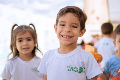 Crianças sorrindo em escola municipal de Campina Grande