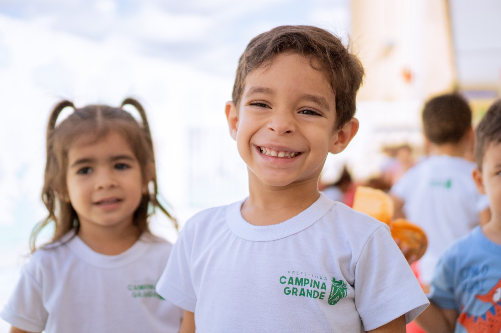 Crianças sorrindo em escola municipal de Campina Grande