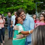 Bruno Cunha Lima abraçando servidora da limpeza de CG