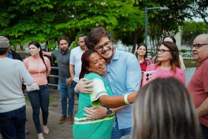 Bruno Cunha Lima abraçando servidora da limpeza de CG