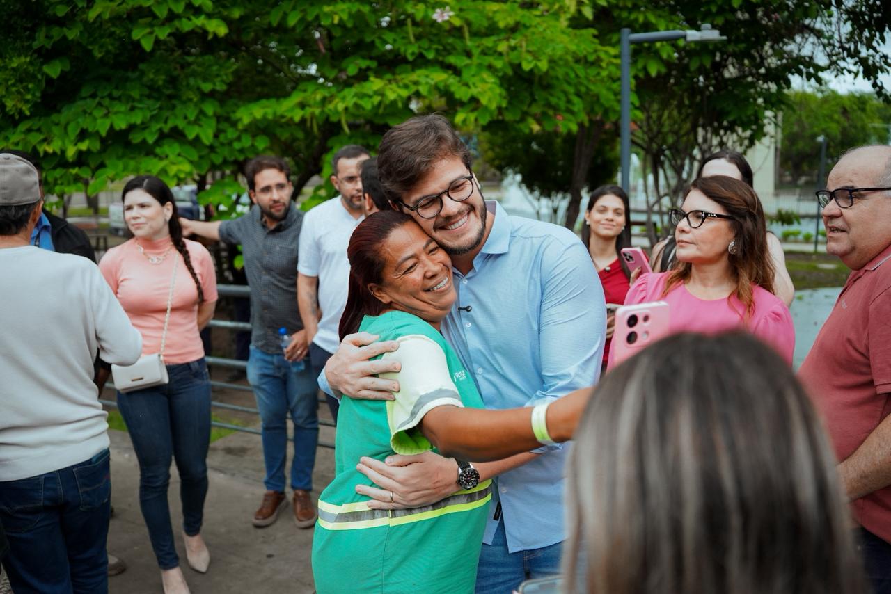 Bruno Cunha Lima abraçando servidora da limpeza de CG