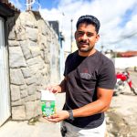 Comerciante recebe adesivo da STTP para o São João