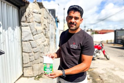 Comerciante recebe adesivo da STTP para o São João