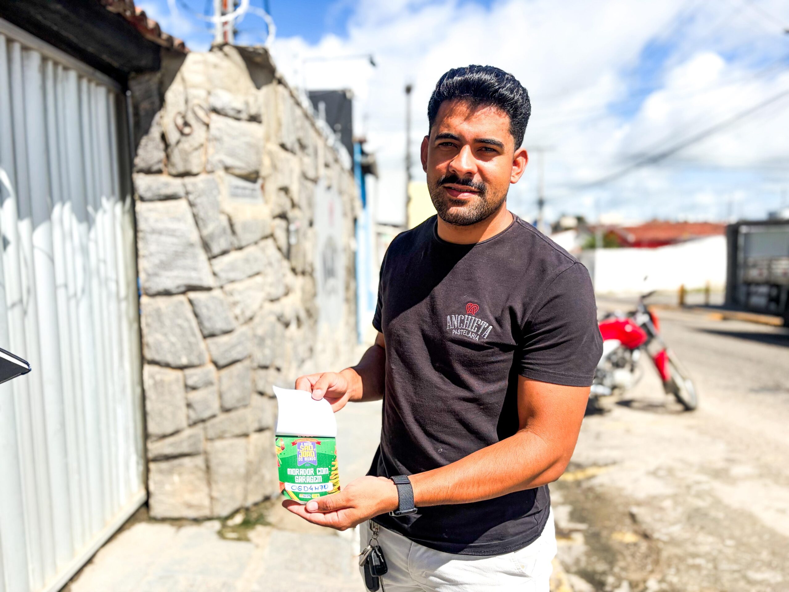 Comerciante recebe adesivo da STTP para o São João