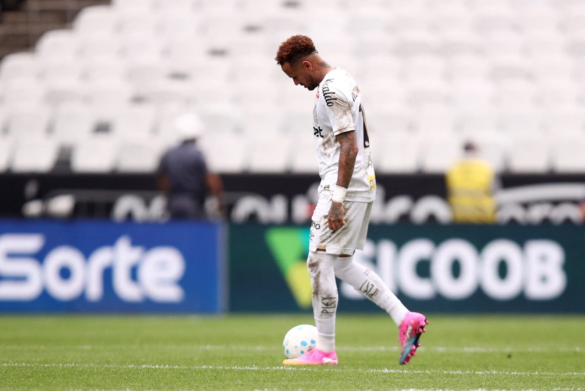 Neymar desolado na derrota do Santos