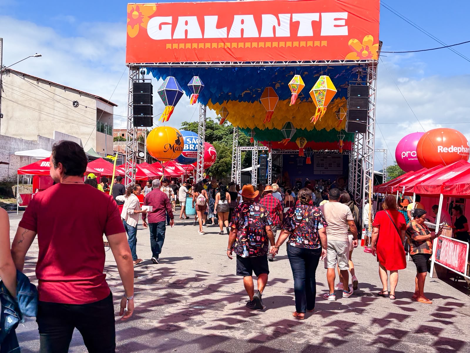 Maior São João do Mundo nos Distritos: primeiro sábado leva milhares de forrozeiros para as ruas de Galante Maior São João do Mundo nos Distritos: primeiro sábado leva milhares de forrozeiros para as ruas de Galante